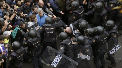 Carga policial para detener la votación en Barcelona | EFE