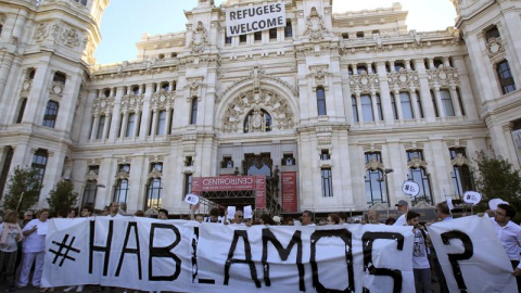 Vista de los participantes en la manifestación convocada por la plataforma 'Hablamos?' en la Plaza de La Cibeles de Madrid para decir que España es un país mejor que sus gobernantes y hacer un llamamiento al diálogo y el entendimiento como bases para 