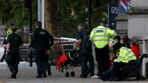 La Policía y los servicios de emergencia atienden a varios de los heridos por el atropello en el centro de Londres. | PETER NICHOLLS (REUTERS)