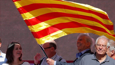 En primer plano, Josep Borrell; detrás, Mario Vargas Llosa con una senyera junto a Inés Arrimadas. |  GONZALO FUENTES (REUTERS)