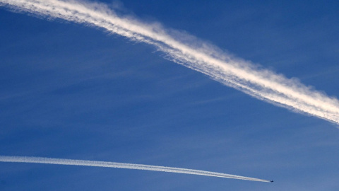 Imagen de archivo de un avión que deja una estela de condensación en el cielo.