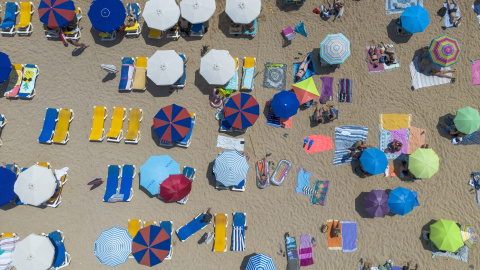 Numerosas personas disfrutan de un día de playa en la Costa Brava, a 30 de julio de 2023, en Tossa de Mar, Girona, Cataluña (España).