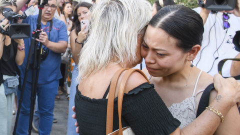 Familiares, amigos y vecinos ante las puertas del Ayuntamiento de Utrera, durante el minuto de silencio en memoria de Erica Vanessa Reyes Álvarez