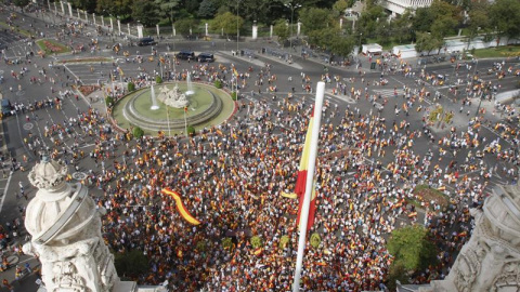 Vista aérea de la plaza de Cibeles con las personas que esta mañana se han concentrado contra el referéndum en Catalunya. /EFE