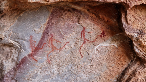 Antiguos dibujos prehistóricos en las paredes de piedra de una cueva (archivo)