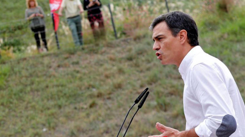 El secretario general del PSOE, Pedro Sánchez, interviene durante la Fiesta de la Rosa que el sábado 7 de octubre celebraron los socialistas valencianos. | MANUEL BRUQUE (EFE)