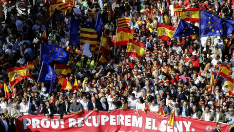 Vista de cabecera de la manifestación convocada por Societat Civil Catalana hoy en Barcelona en defensa de la unidad de España bajo el lema "¡Basta! Recuperemos la sensatez" y en la que se han participado miles de personas. EFE/Alberto Estévez