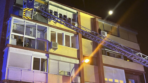 Imagen de la vivienda siniestrada durante el incendio en Hortaleza (Madrid), a 2 de agosto de 2023.