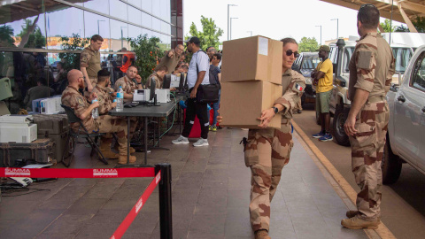 Imagen de varios evacuados en el aeropuertos de Niamey (Níger) durante el proceso de embarcación, a 2 de agosto de 2023.