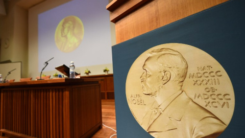 La medalla con la imagen de Alfred Nobel en la sala donnde se anuncian los galardones de los premios que llevan el nombre del inventor sueco. AFP/ Jonathan Nackstrand