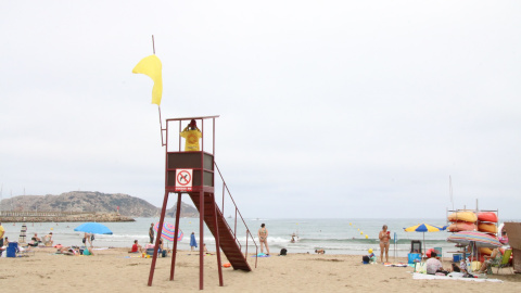 Un socorrista vigilant la platja de l'Estartit.