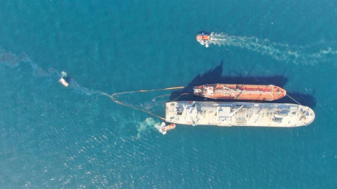 Un trasvase de petróleo entre dos barcos provoca un vertido en la Bahía de Algeciras, a 1 de agosto de 2023.