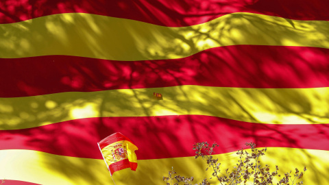 Bandera española con la catalana de fondo. /REUTERS