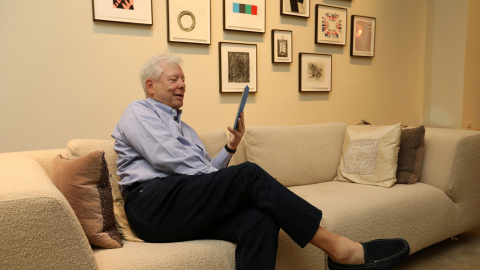 El economista Richard H. Thaler, en su domicilio tras la concesión del Premio Nobel de Economía. REUTERS