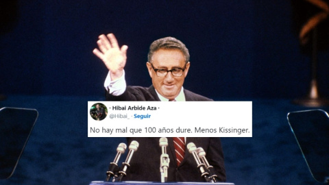 Kissinger saluda a los delegados durante la convención republicana el 17 de julio de 1980 en Detroit.- AFP
