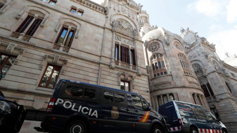 Vehículos de la Policia Nacional y de los Mossos D'esquadra, delante del edificio del Tribunal Superior de Justicia de Catalunya. REUTERS/Gonzalo Fuentes