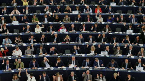 Miembros del Parlamento Europeo en la votación de la sesión de control sobre las prioridades del Brexit en el Parlamento Europeo en Estrasburgo, Francia.REUTERS/Vincent Kessler