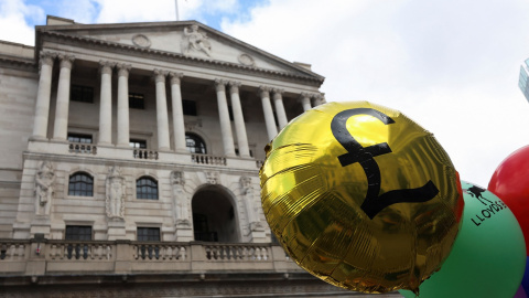 Un globo con el símbolo de la libra esterlina, en una manifestación frente a la sede del Banco de Inglaterra, en la City londinense, protestando contra la subida de los tipos de interés. REUTERS/Susannah Ireland