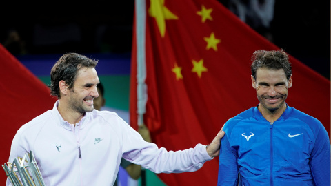 El tenista suizo Roger Federer con el español Rafael Nadal, tras vencerle en la final del torneo Master 1000 de Shanghai. REUTERS/Aly Song