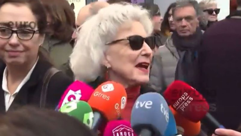 Marisa Paredes estalla ante la presencia de Isabel Díaz Ayuso en la capilla ardiente de Concha Velasco.- EP