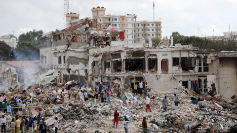 Equipos de rescate somalíes buscan supervivientes entre los edificios afectados por el ataque terrorista con camiones bomba en Mogadiscio. REUTERS/Feisal Omar