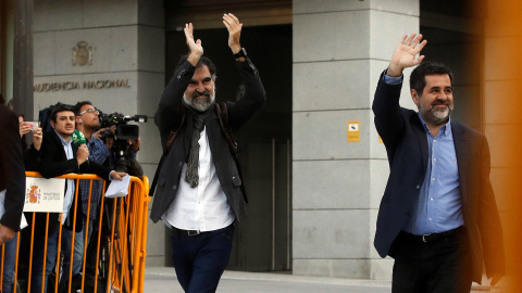 Los presidentes de la Asamblea Nacional Catalana, Jordi Sànchez, y de Òmnium Cultural, Jordi Cuixart, a su llegada a la Audiencia Nacional para declarar ante la juez Carmen Lamela como imputados por un delito de sedición. EFE/ Juan Carlos Hidalgo