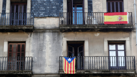 Balcones de un edificio de viviendas en Barcelona con la estelada y con la bandera española. REUTERS/Gonzalo Fuentes