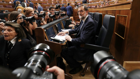 El presidente del Gobierno, Mariano Rajoy, en su escaño antes del inicio del Pleno del Congreso de la pasada semana sobre el crisis catalana. REUTERS/Sergio Perez