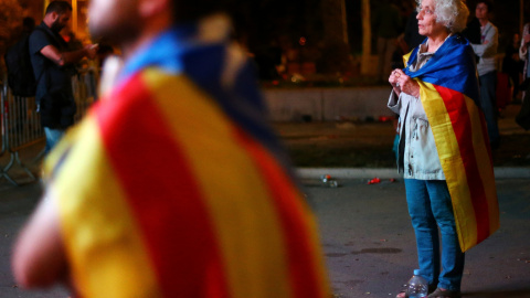 Varias de las personas que se concentraron en el Paseo Lluis Companys para seguir la intervención de Carles Puigdemont en el Parlament. REUTERS/Ivan Alvarado