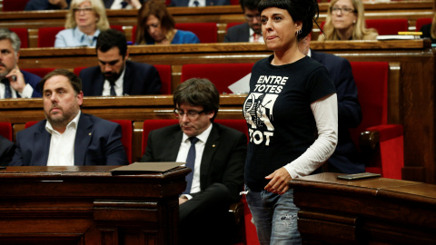 La diputada de la CUP Anna Gabriel junto al president catalán, Carles Puigdemont, y al vicepresidente del Govern y líder de ERC, Oriol Junqueras, en el Pleno del Parlament.. REUTERS/Albert Gea