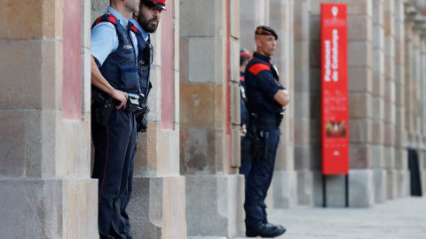 Agentes de los Mossos D'esquadra, haciendo guardia en el exterior del Parlament. REUTERS/Gonzalo Fuentes