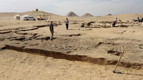 Los restos de un templo perteneciente al faraón Ramsés II, de la XIX dinastía (1295-1186 a.C.), han sido hallados por arqueólogos egipcios y checos en la zona de Abu Sir, al sur de las famosas pirámides de Guiza. EFE/ISAAC