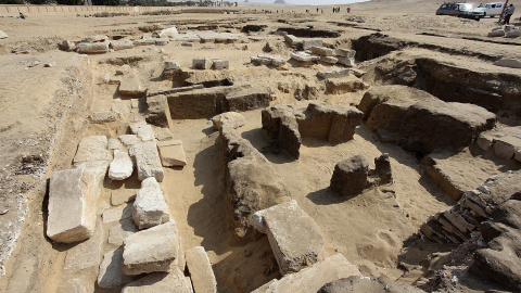 Los restos de un templo perteneciente al faraón Ramsés II, de la XIX dinastía (1295-1186 a.C.), han sido hallados por arqueólogos egipcios y checos en la zona de Abu Sir, al sur de las famosas pirámides de Guiza. EFE/ISAAC