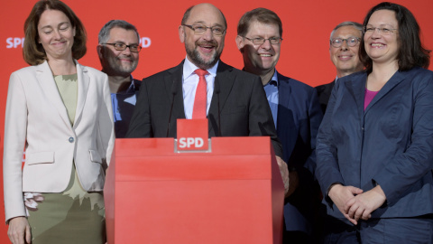 El líder del partido socialdemócrata alemán (SPD), Martin Schulz, con otros dirigentes de la formación en su sede en Berlín celebrando el triunfo en las elecciones en el 'lander' de Baja Sajonia.. REUTERS/Stefanie Loos