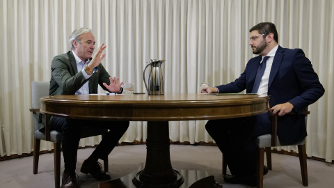 Los candidatos del PP y VOX a la Presidencia del Gobierno de Aragón, Jorge Azcón (i) y Alejandro Nolasco (d), respectivamente, mantienen una reunión en la sala del Torreón del Palacio de la Aljafería, a 13 de junio de 2023, en Zaragoza, Aragón (Espa