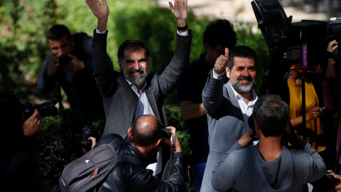 Los presidentes de Òmnium Cultural y de la ANC, Jordi Cuixart y Jordi Sánchez, a la salida de la Audiencia Nacional. REUTERS/Javier Barbancho