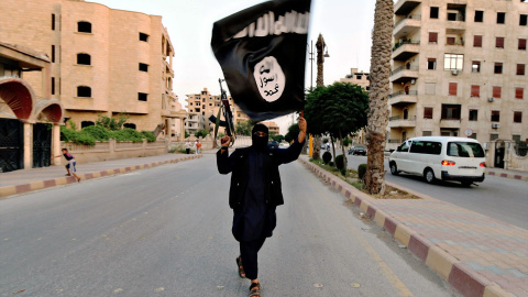 Foto de archivo. Un terrorista del Estado Islámico con su bandera.