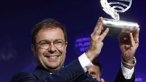 El escritor Javier Sierra tras recibir el trofeo que le acredita como ganador de la LXVI edición del Premio Planeta.- EFE