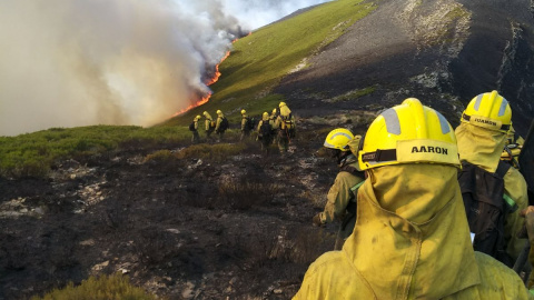 Trabajadores de las BriF (brigada de refuerzo) colaborando en la extinción de los incendios de Asturias, Galicia y León. / BriF