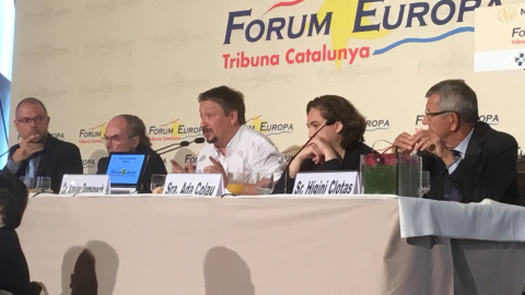 El portaveu d'En Comú Podem, Xavier Domènech, al costat de l'alcaldessa de Barcelona, Ada Colau, en la seva intervenció en el Forum Europa