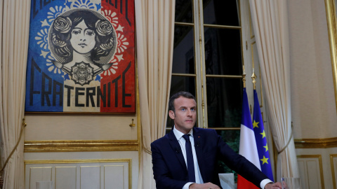 El presidente francés, Emmanuel Macron, antes de su primera entrevista televisiva en vivo en el Palacio del Elíseo en París. / Reuters