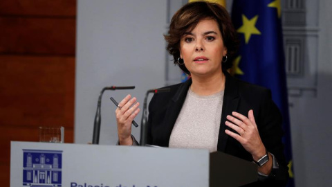 La vicepresidenta del Gobierno, Soraya Sáenz de Santamaría, durante su comparecencia hoy en Moncloa después de que el Ejecutivo haya recibido la respuesta de Puigdemont a su requerimiento. Sáenz de Santamaría ha respondido hoy al llamamiento al diál