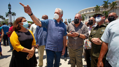 El presidente de Cuba, Miguel Díaz-Canel, con ciudadanos durante la pandemia de la covid-19