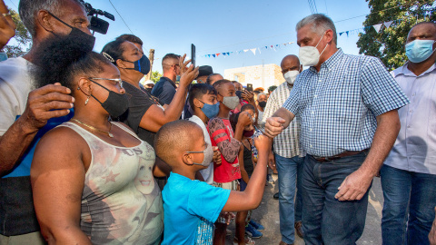 El presidente de Cuba, Miguel Díaz-Canel, con ciudadanos durante la pandemia de la covid-19