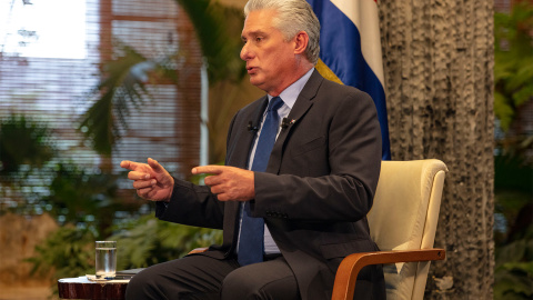 El presidente de Cuba, Miguel Díaz-Canel, frente a la cámara fotográfica