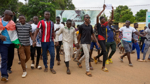 Los manifestantes toman las calles durante una manifestación en Niamey, Níger, el 3 de agosto de 2023.