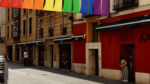 La bandera LGTBI+ que cuelga en la calle del bar Kafka.