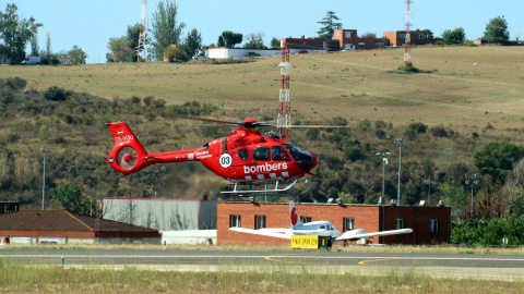 04/08/2023 - Un helicòpter dels Bombers a l'aeroport de Sabadell.