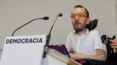 El portavoz del Consejo de Coordinación de Podemos, Pablo Echenique, durante su comparecencia antes los medios tras la reunión del Consejo de Coordinación en la sede del partido. EFE/Alvaro Sánchez