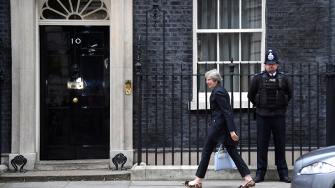 La primera ministra británica, Theresa May, llegando a su residencia oficial, en el popular número 10 de Downing Street, en Londres. REUTERS/Toby Melville